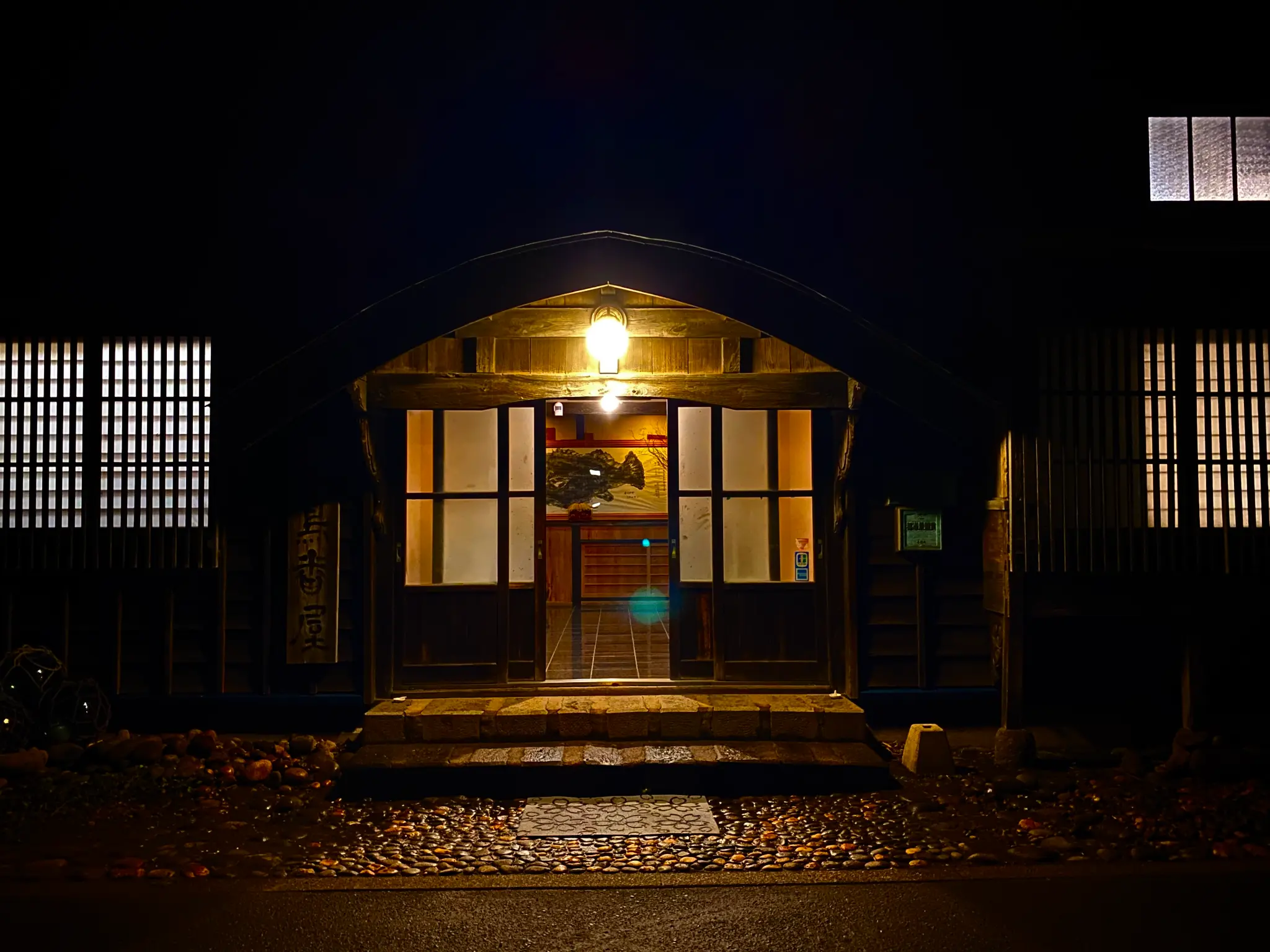 小樽茶房 夜の入口 - 旧白鳥家番屋の幻想的な夜景